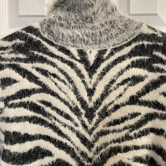 International Concepts Eyelash White Black Tiger Zebra LS Sweater Tunic SZ L - Picture 7 of 9